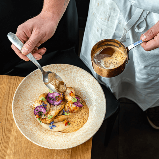 plat gastronomique en sauce